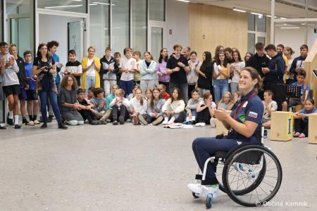 Nepozaben sprejem za bronasto Živo Lavrinc v rodnem Kamniku  (18)